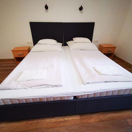 Mate Apartman Гюла Екстериор снимка