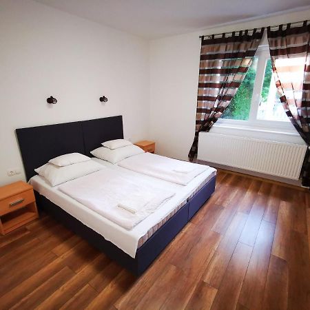 Mate Apartman Гюла Екстериор снимка