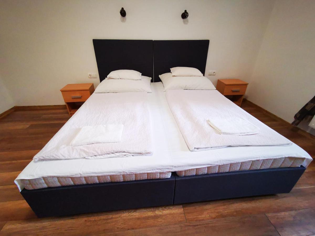 Mate Apartman Гюла Екстериор снимка