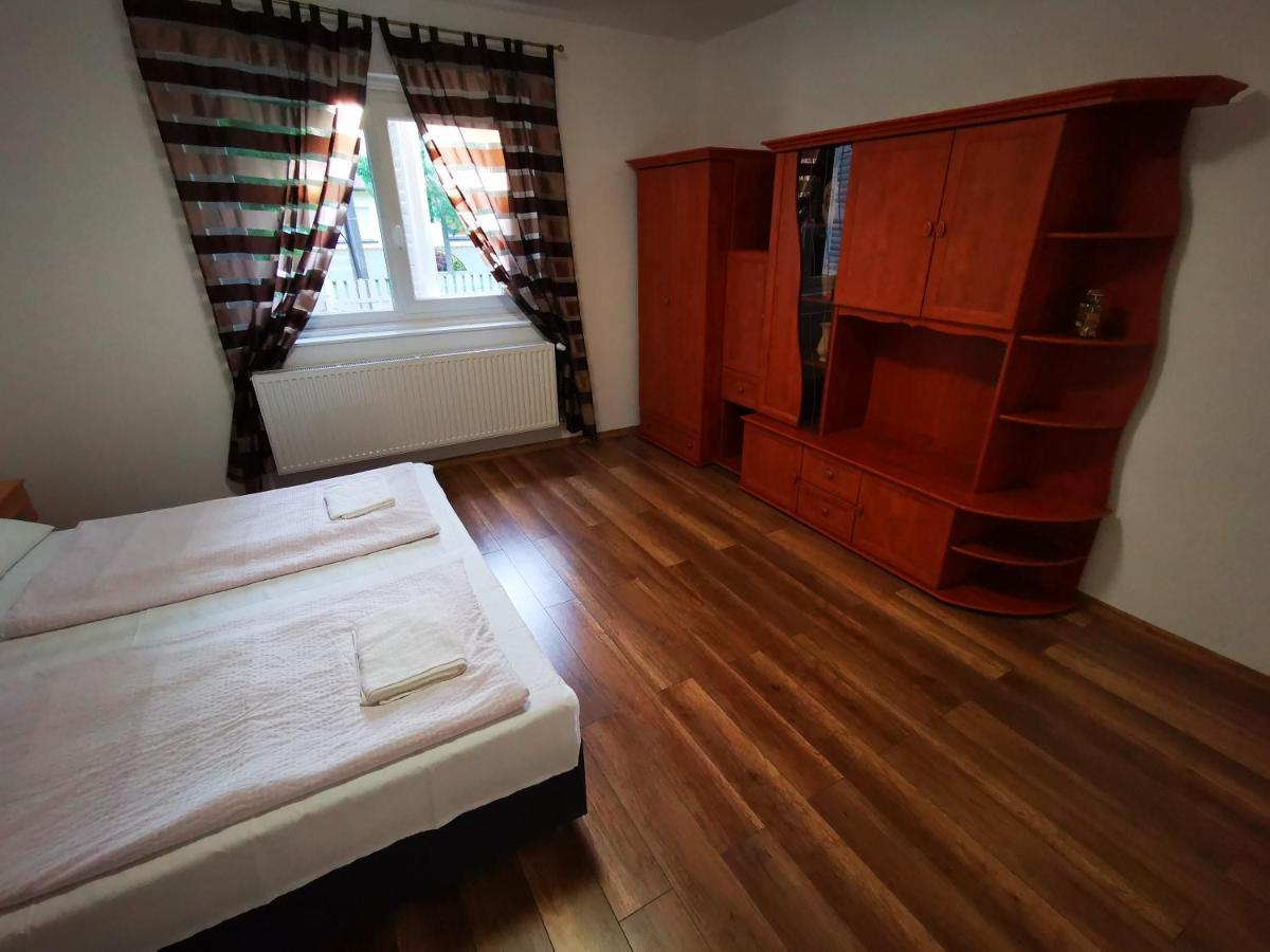 Mate Apartman Гюла Екстериор снимка