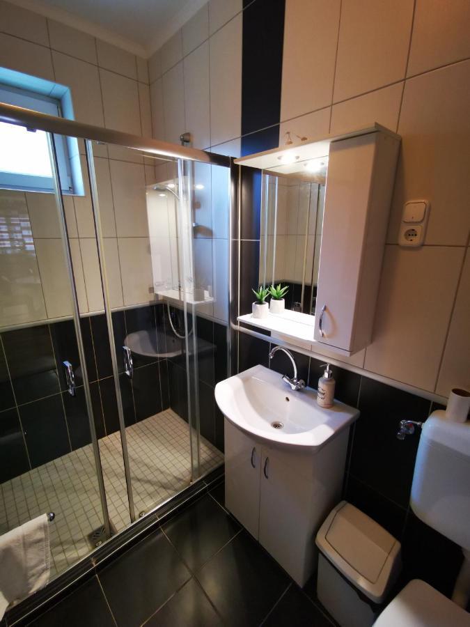 Mate Apartman Гюла Екстериор снимка