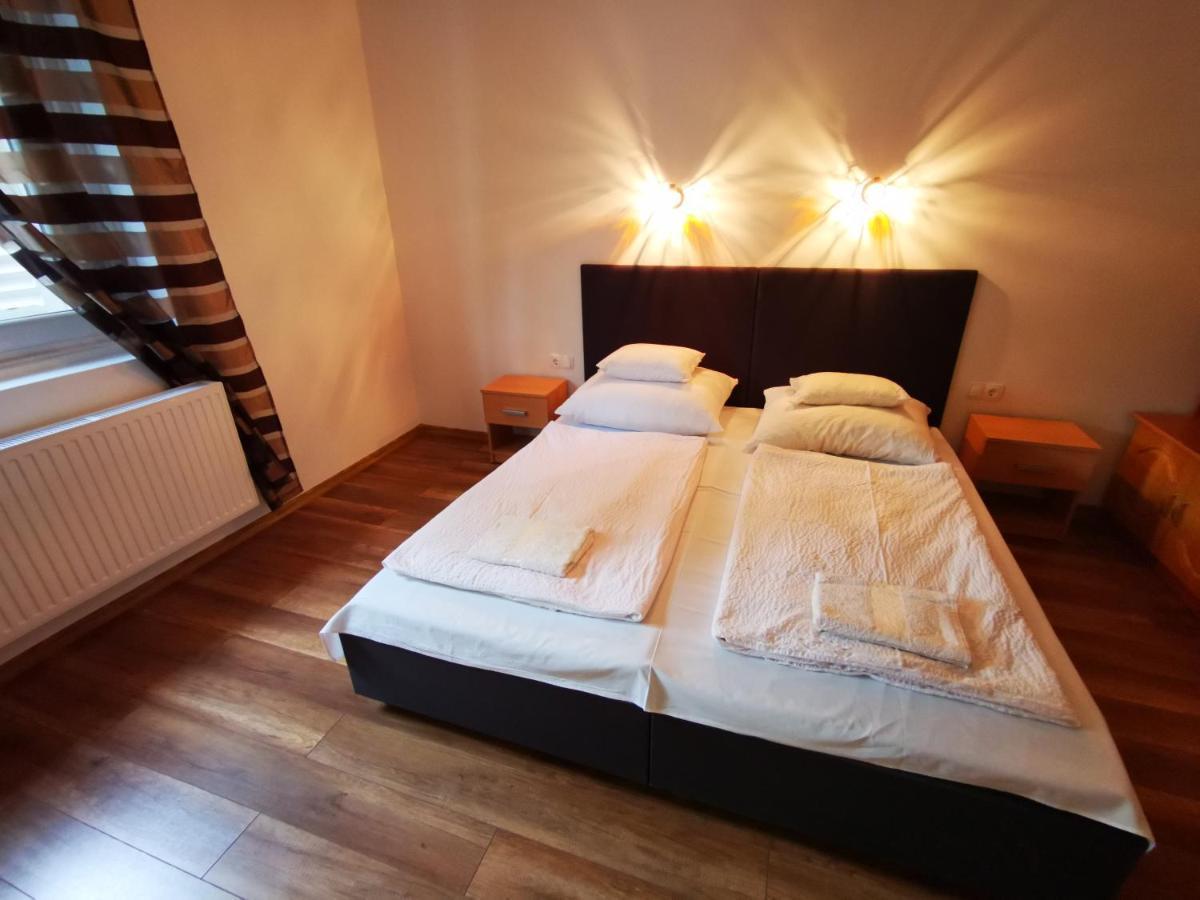 Mate Apartman Гюла Екстериор снимка