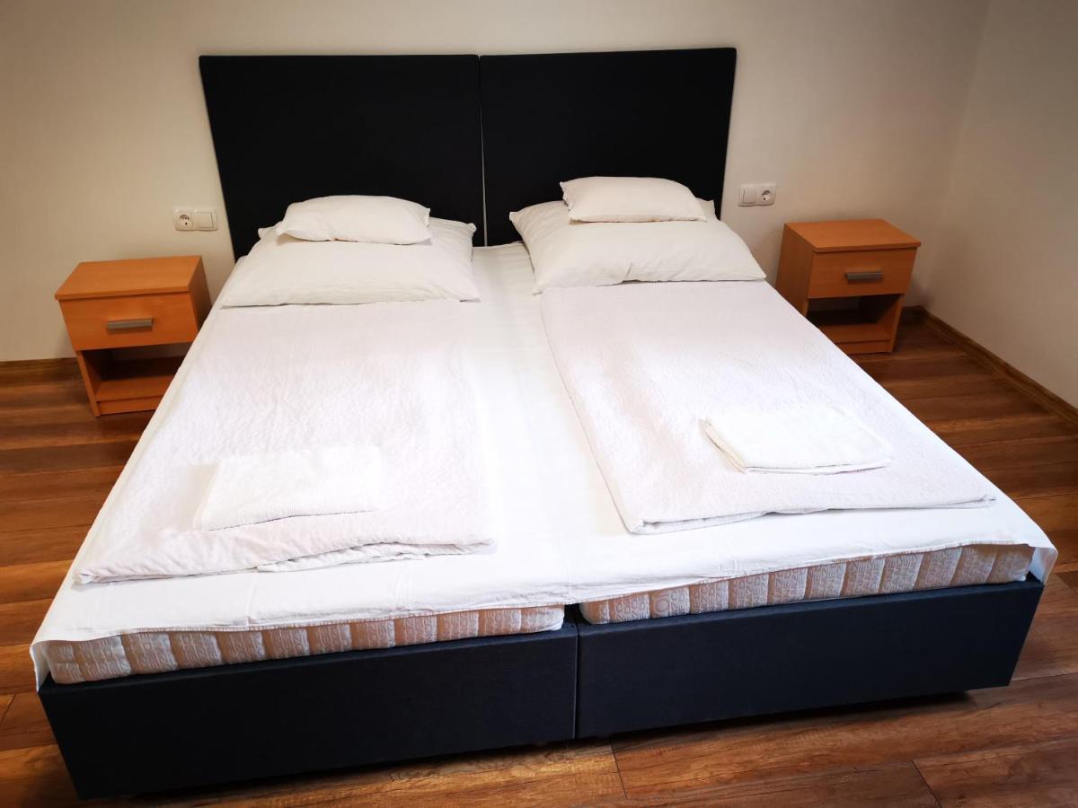 Mate Apartman Гюла Екстериор снимка