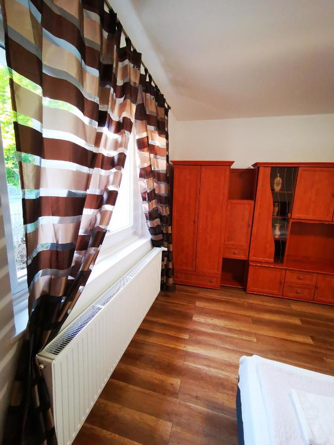 Mate Apartman Гюла Екстериор снимка
