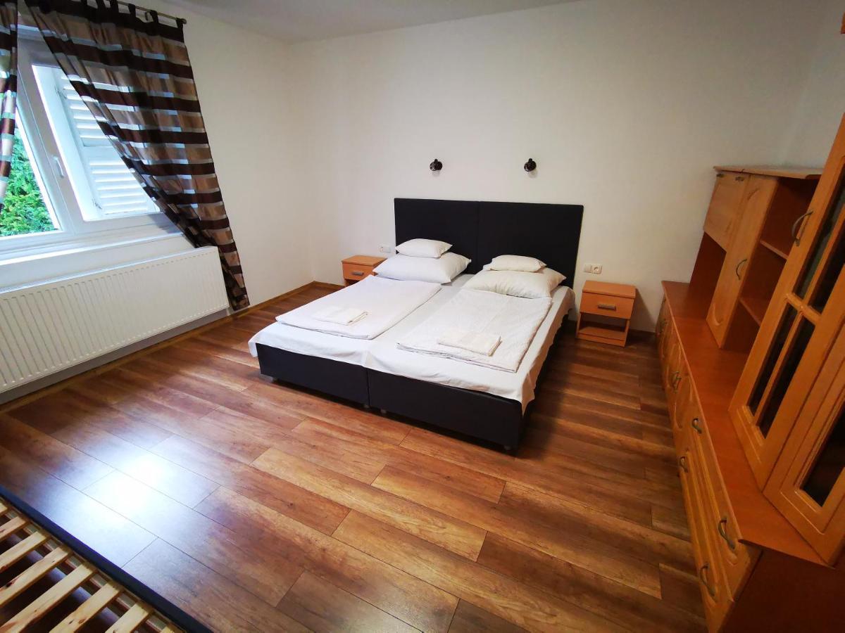 Mate Apartman Гюла Екстериор снимка
