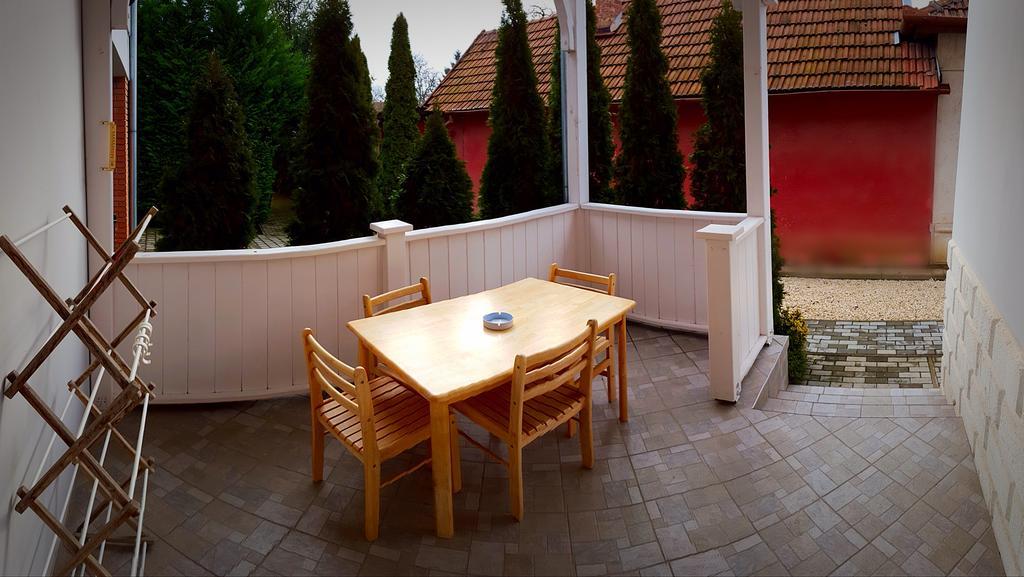 Mate Apartman Гюла Екстериор снимка